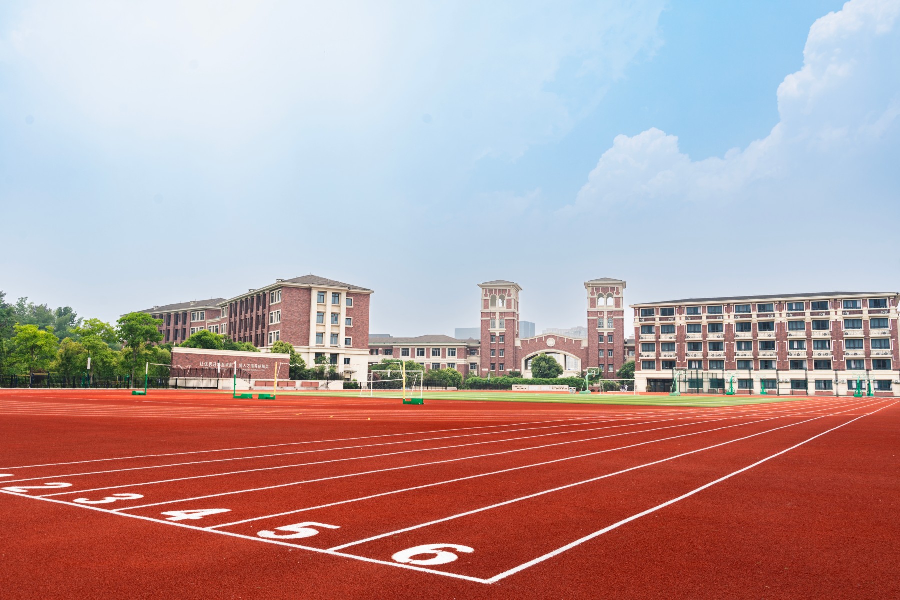 德清县华盛达外语学校操场.jpg