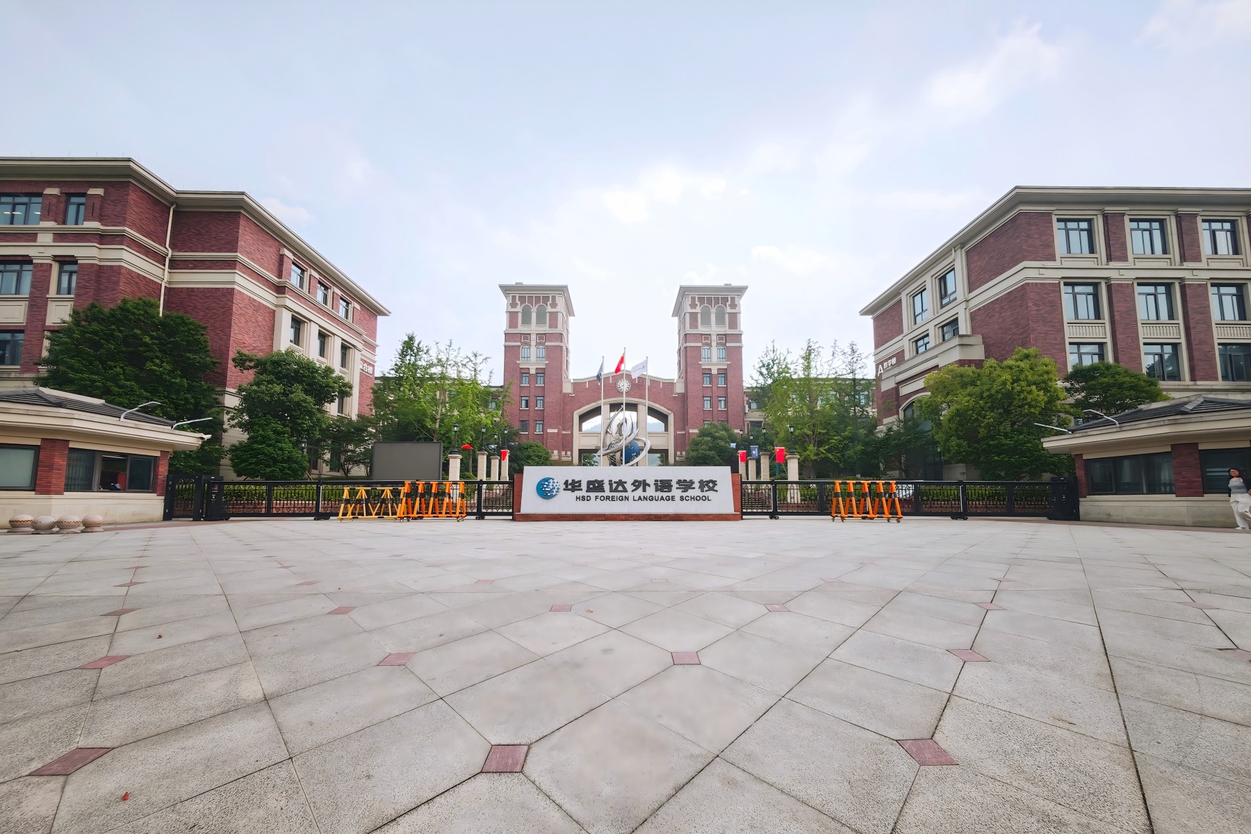 德清县华盛达外语学校正门外观.jpg