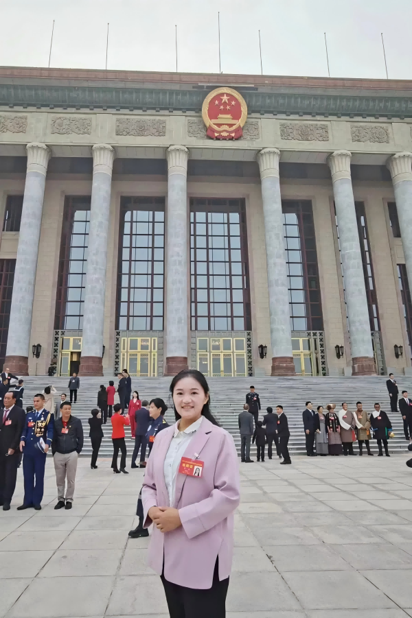 华盛达外语学校校章宬.png
