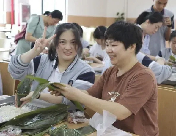 华盛达高中邀请家长端午给孩子们包粽子.png