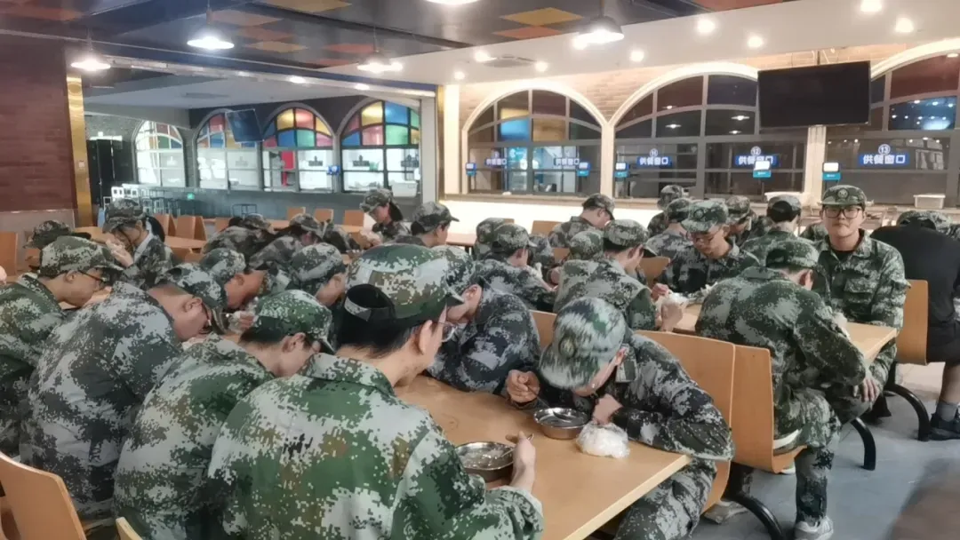 华盛达高中新生军训.png