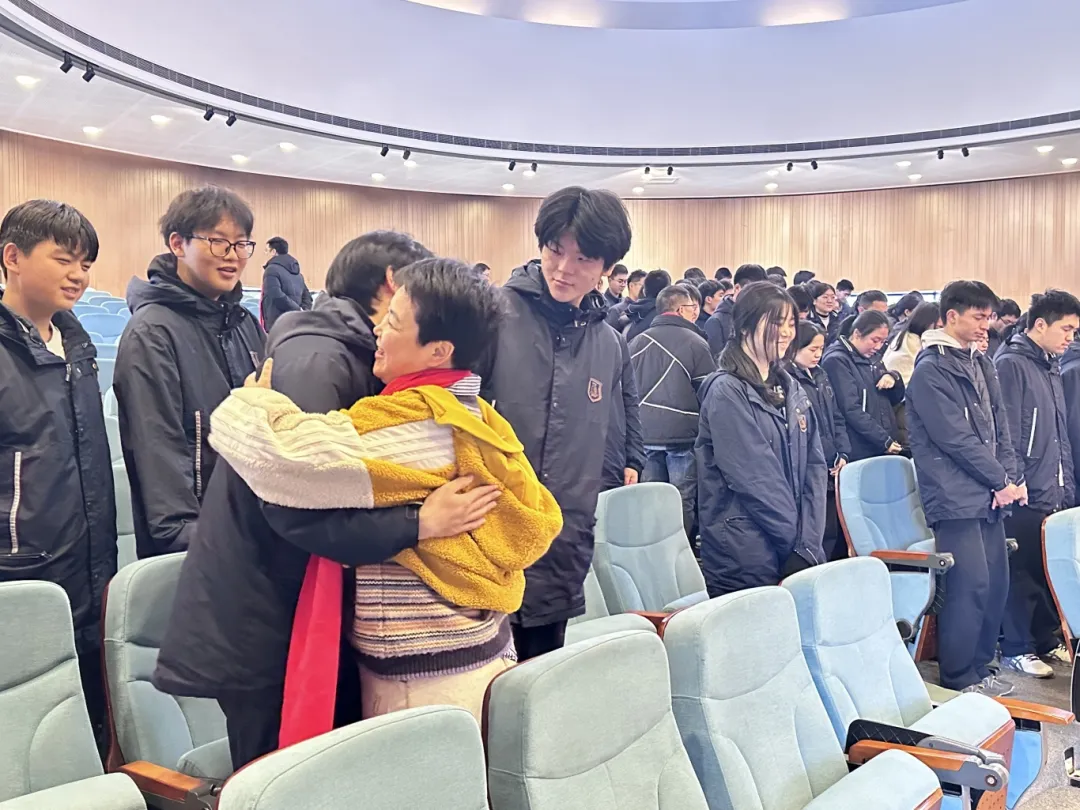 华盛达高中师生拥抱.png 华盛达高中师生拥抱.png