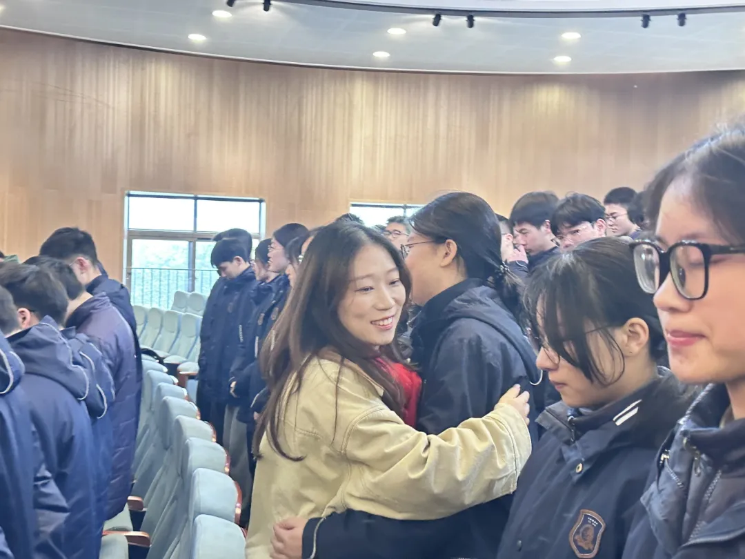 华盛达高中励志师生拥抱.png 华盛达高中励志师生拥抱.png