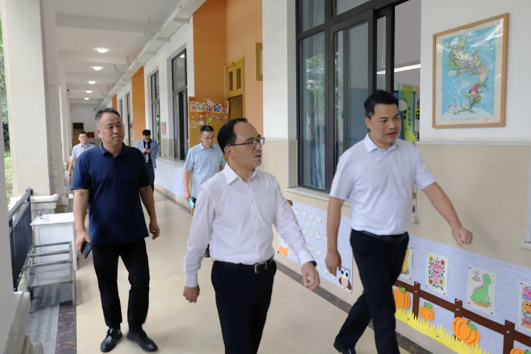 县委常委、常务副县长高群莅临华盛达外语学校